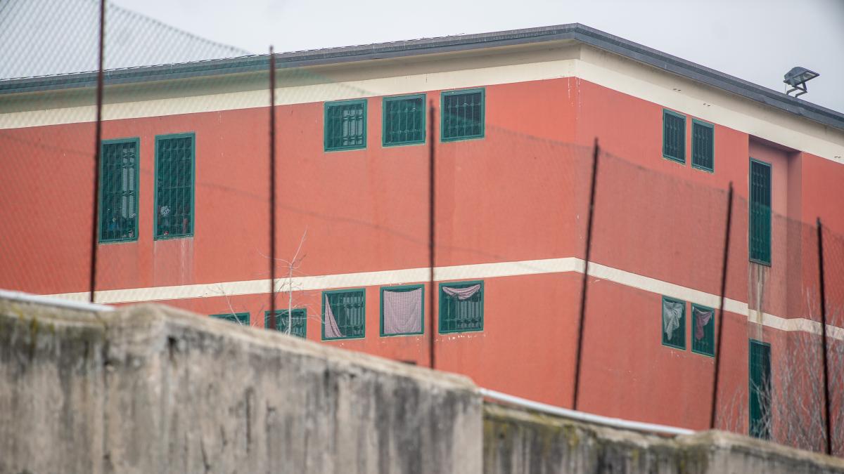 Pavia, a 17 anni perseguita la ex fidanzatina con pedinamenti, minacce e appostamenti sotto casa con un coltello: baby stalker in manette