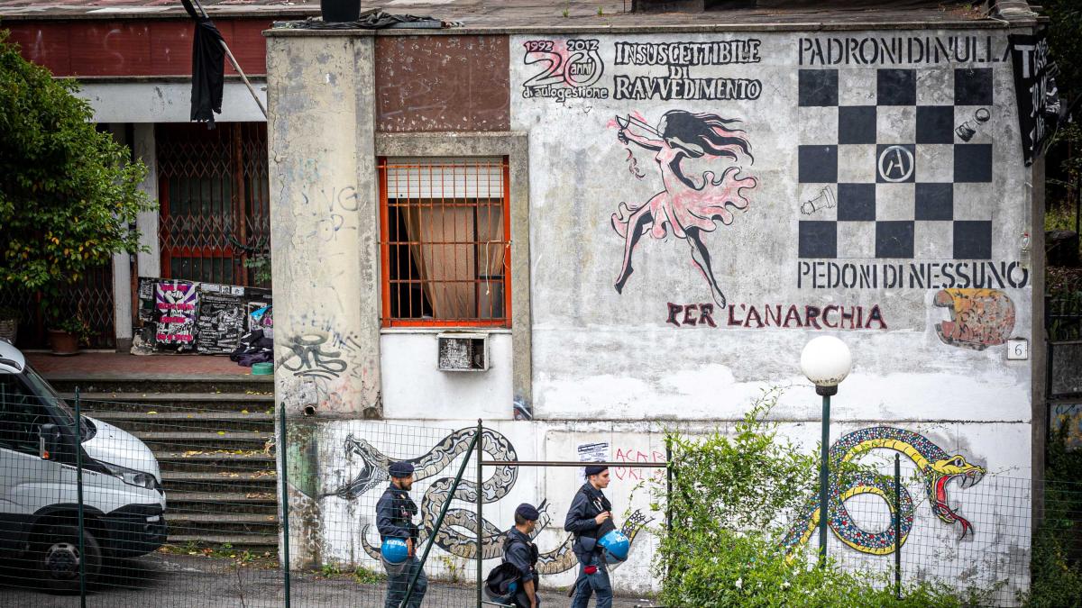 Torre Maura occupata, dopo 40 anni sgomberato il centro sociale degli Anarchici