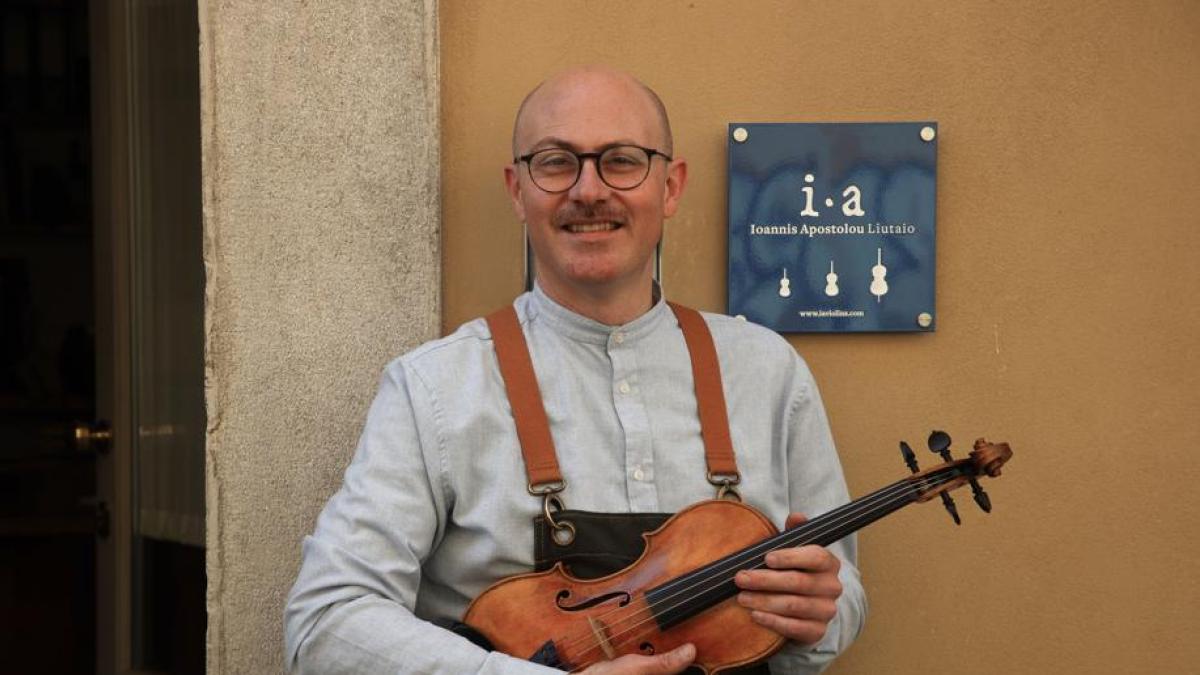 Ioannis Apostolou venuto dalla Grecia per creare i violini più amati