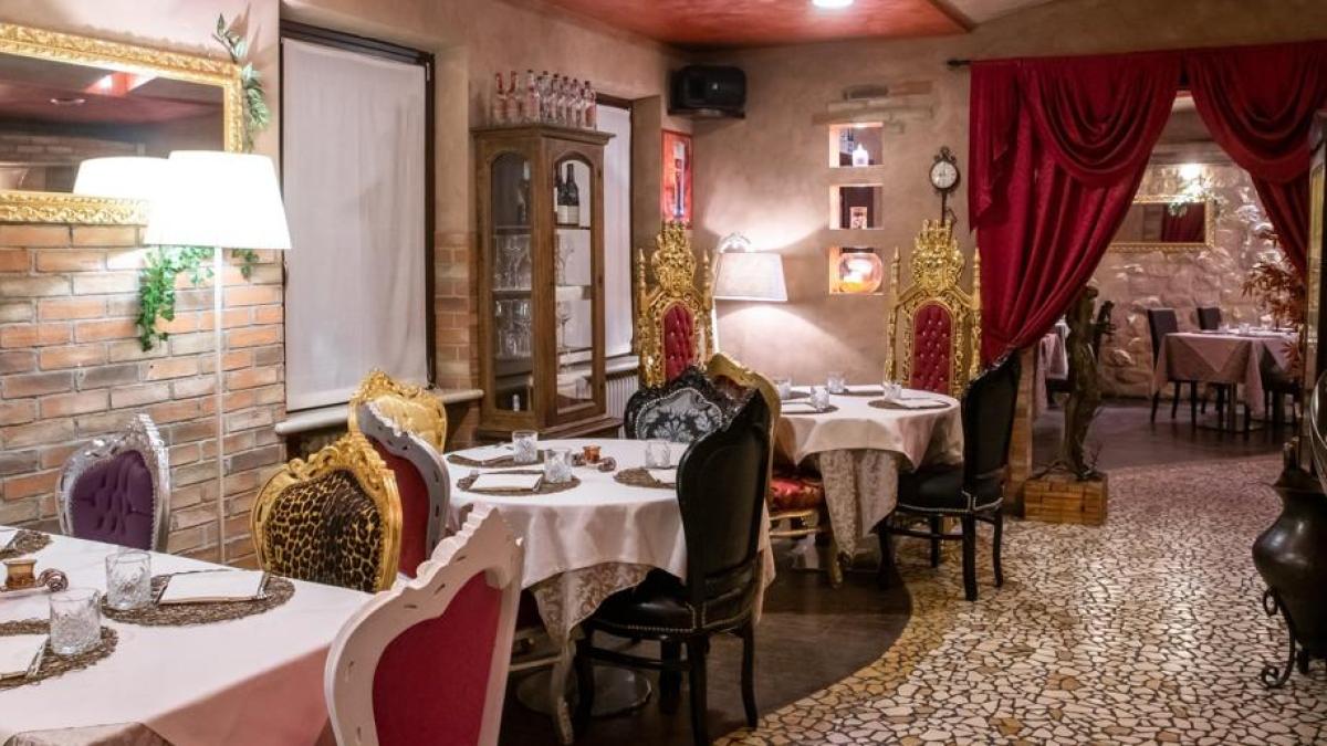 Verona, lanciano piattino e coltello contro il titolare del ristorante: poi  lo stroncano con una recensione su Tripadvisor | Corriere.it