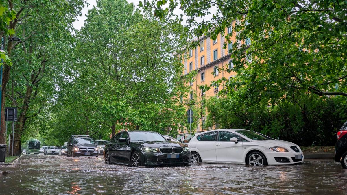 Bad climate in Milan, orange alert and flooded streets: the Seveso safety tank activated, the Lambro overflows