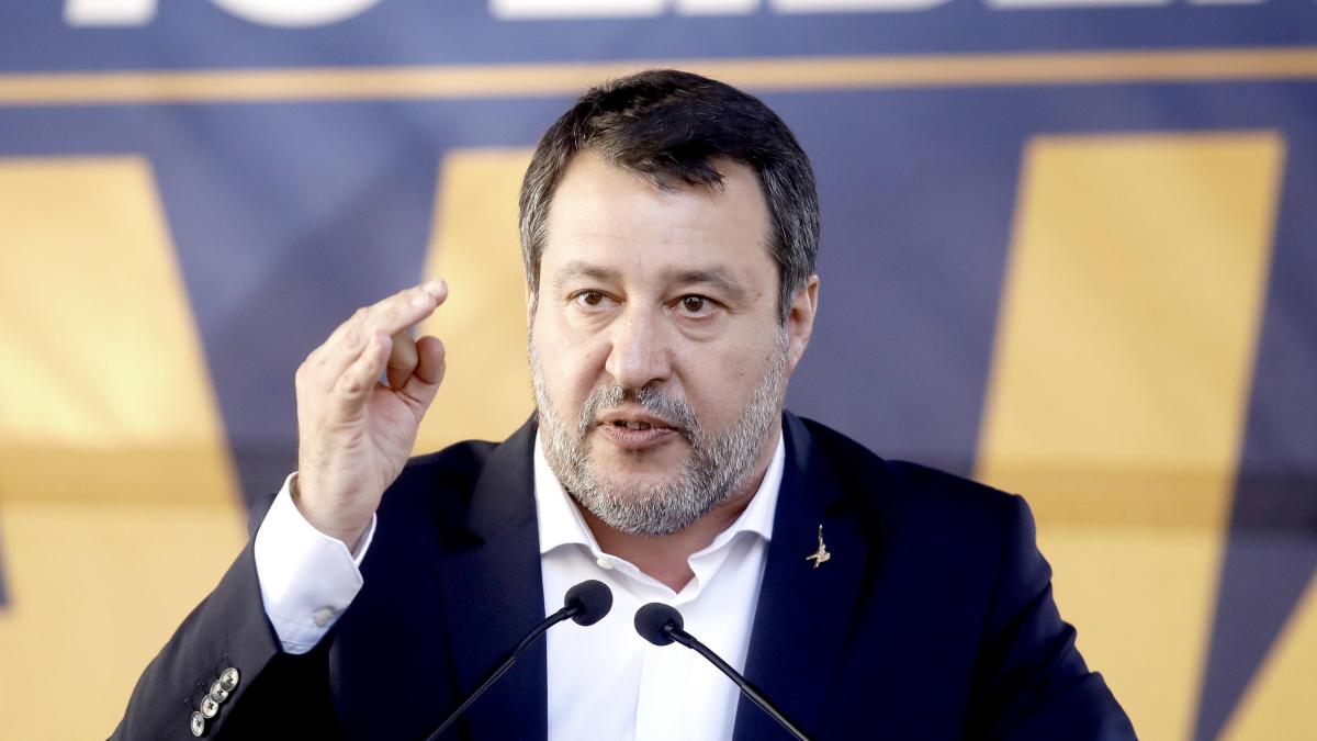 Borghi e Salvini (Lega) contro Mattarella: «Oggi non è la festa della sovranità Ue, il presidente si dimetta». Schlein: «Mai visto l'attacco diretto al Capo dello Stato il 2 giugno»