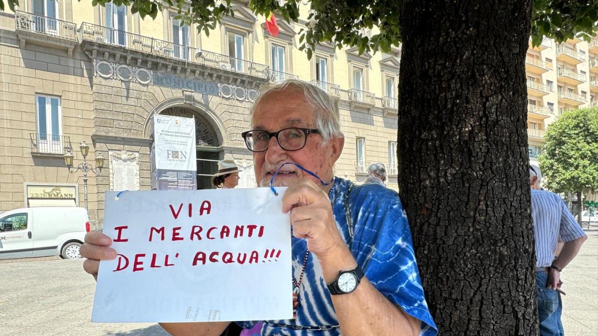 Napoli, Padre Zanotelli Si Incatena In Piazza Municipio: Protesta Per L ...