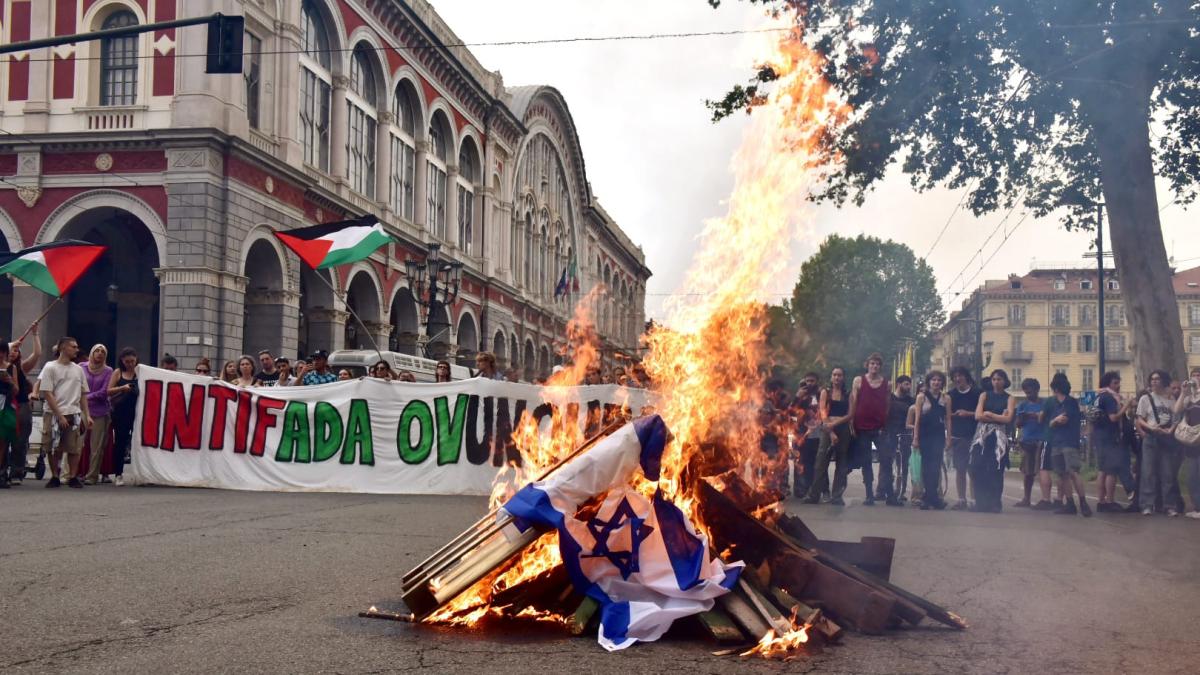 Uma marcha pró-Palestina em Turim bloqueia a estação Porta Nuova por uma hora.  Um incêndio em Corso Vittorio destruiu um banco e um posto de gasolina