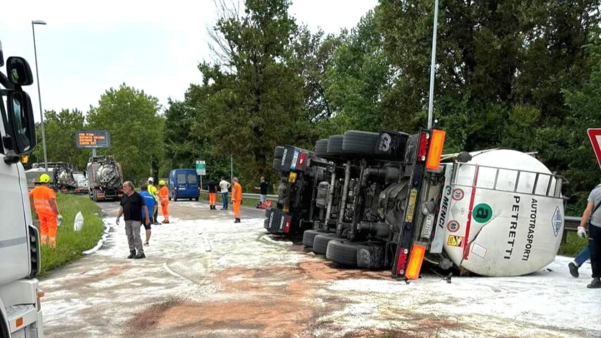 Scontro tra due camion fuori il casello di Capannori, strada cosparsa di  olio vegetale: accesso allA11 interdetto per almeno due giorni |  Corriere.it