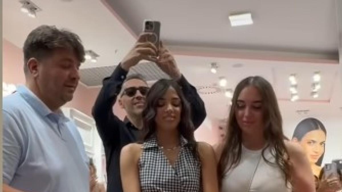 New Martina apre uno store a Palermo: bagno di folla e lei piange. «La ...