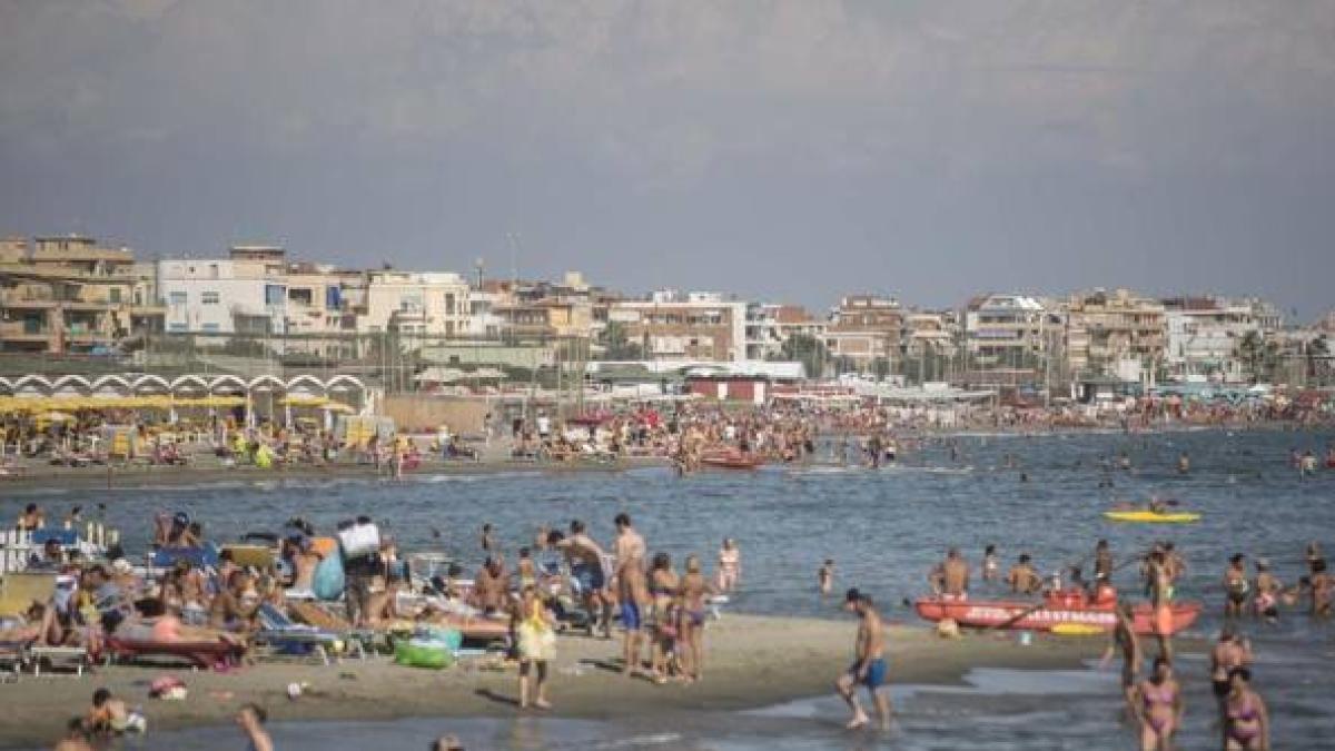 Ostia, entra nudo in acqua e tenta di violentare una 13enne: arrestato |  Corriere.it