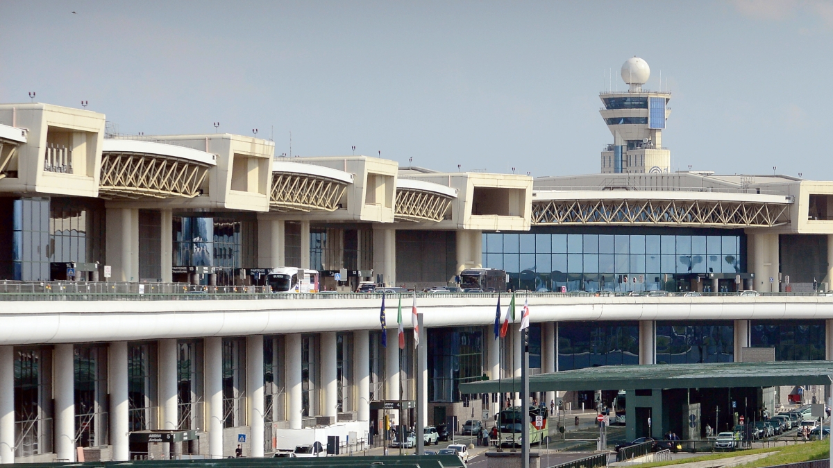 Malpensa, rubano un trolley e una borsa con oggetti di valore: arrestati all'aeroporto un francese e un belga