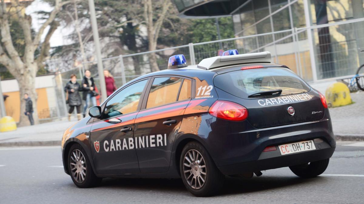 Caivano, ubriaco alla guida picchia moglie e figlia disabile. La ragazzina chiede aiuto sulla chat di classe e arrivano i carabinieri