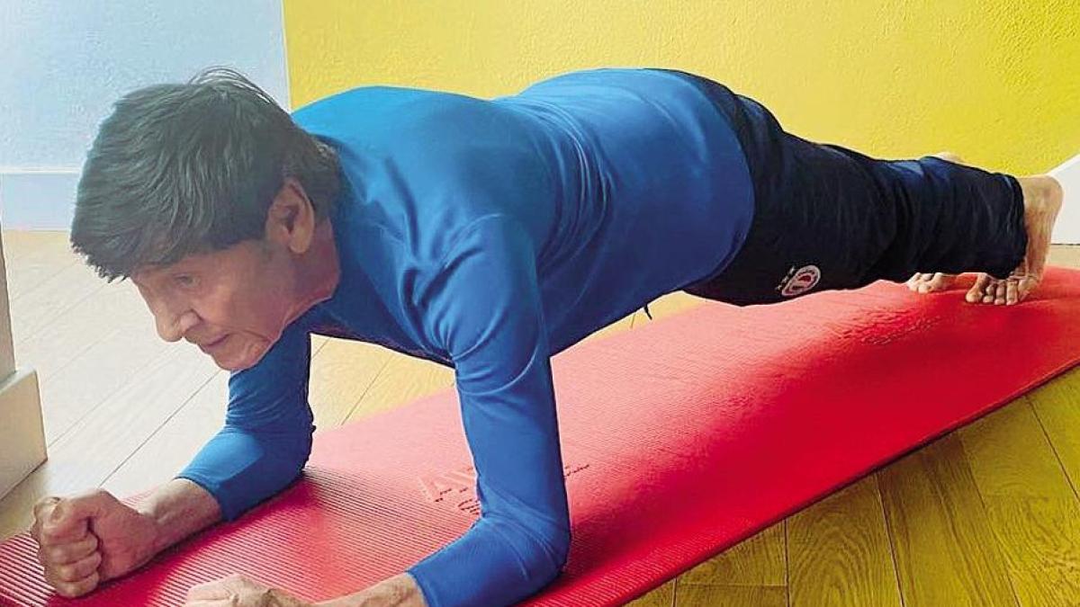 En el gimnasio a los 80 para combatir la distrofia muscular y la pérdida de masa muscular.  El secreto: pesas moderadas y press de banca