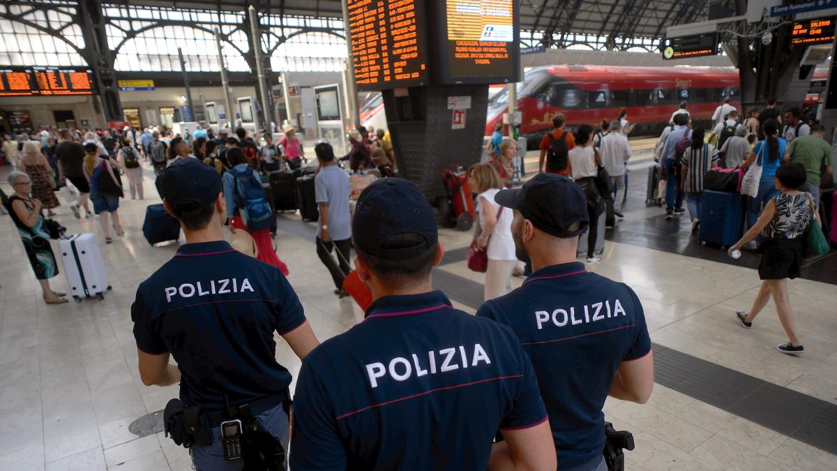 Stazione Centrale a Milano, sale sul treno con una pistola rubata nello zaino: la polizia ferma il convoglio e arresta 34enne