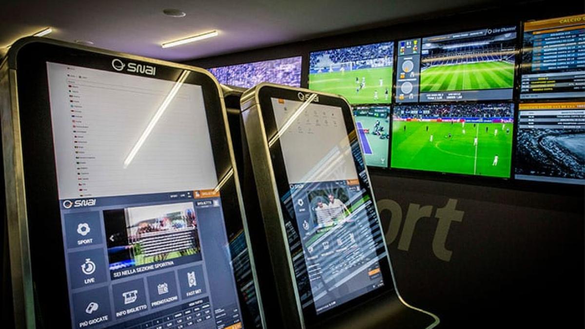 Firenze, in tre entrano in un punto Snai armati di coltello e lo rapinano