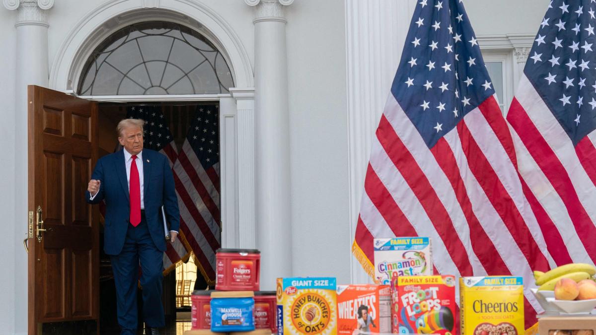 Trump en rueda de prensa (con las pastillas sobre la mesa): “Harris destruye todo lo que toca”. El fin del giro verde para los coches