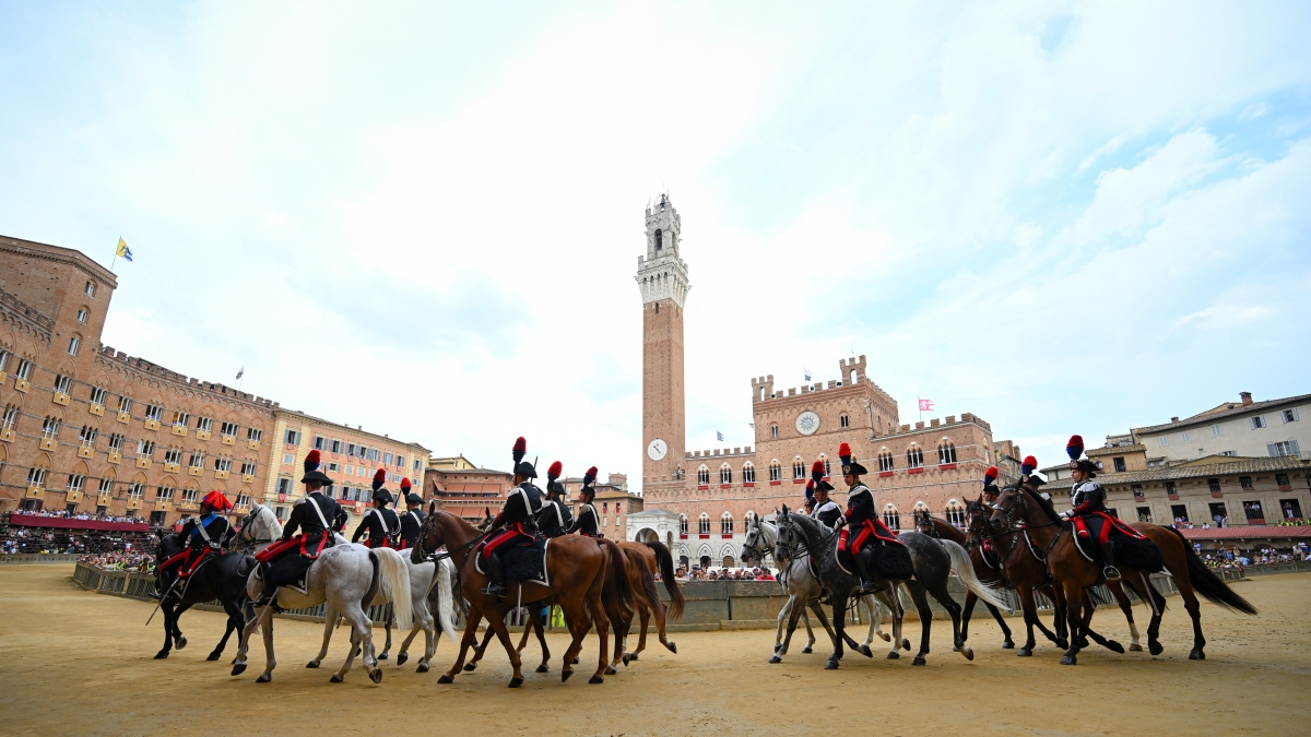 Palio di Siena, l'attesa con gli occhi al cielo per la carriera del 2 luglio. E la Tartuca vince la quinta prova