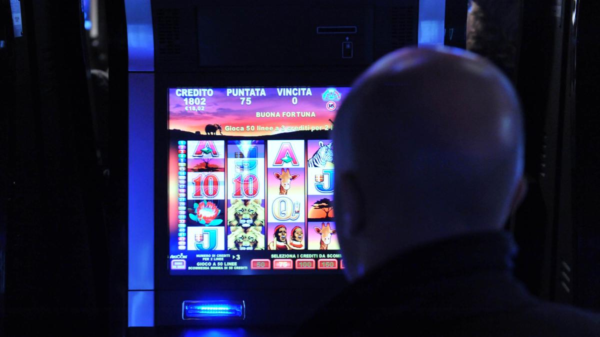 Firenze, accoltellò un uomo in una sala slot per un diverbio: arrestato due mesi dopo