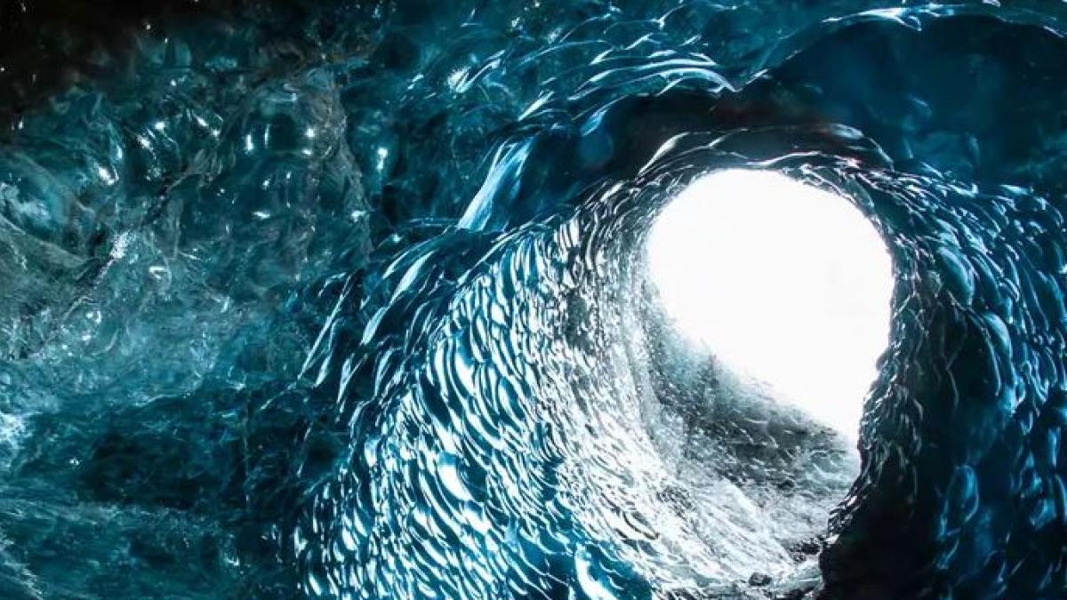 Islandia: el techo de una cueva de hielo se derrumba, matando a un turista, y dos siguen atrapados en su interior