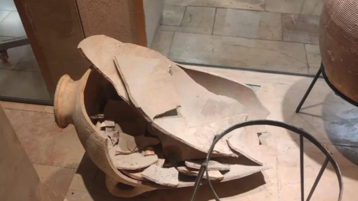 Haifa, un niño rompe un ánfora de 3.500 años: en lugar de actuar, el museo lo invita a regresar