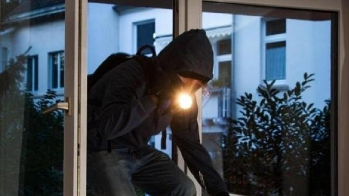 Quarto, tentano furto in villa ma il proprietario affronta i ladri e li mette in fuga