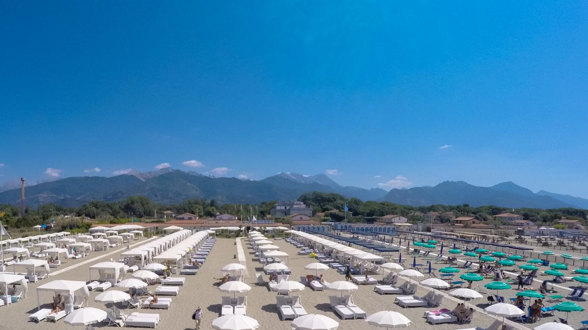 Forte dei Marmi, strappa l'orologio da 200 mila euro dal braccio di un turista in pieno giorno sul viale a mare: arrestato