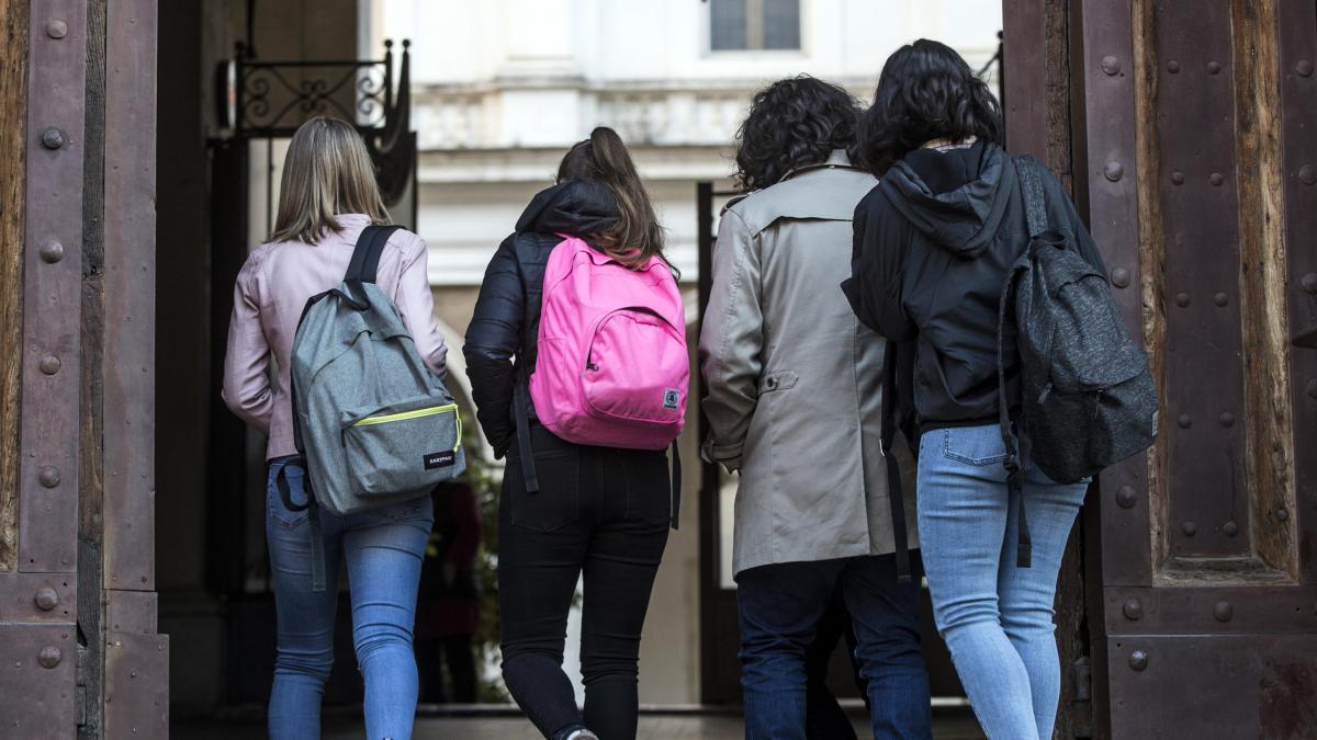 Roma, il liceo classico Albertelli allagato per le forti piogge: niente lezioni per gli studenti