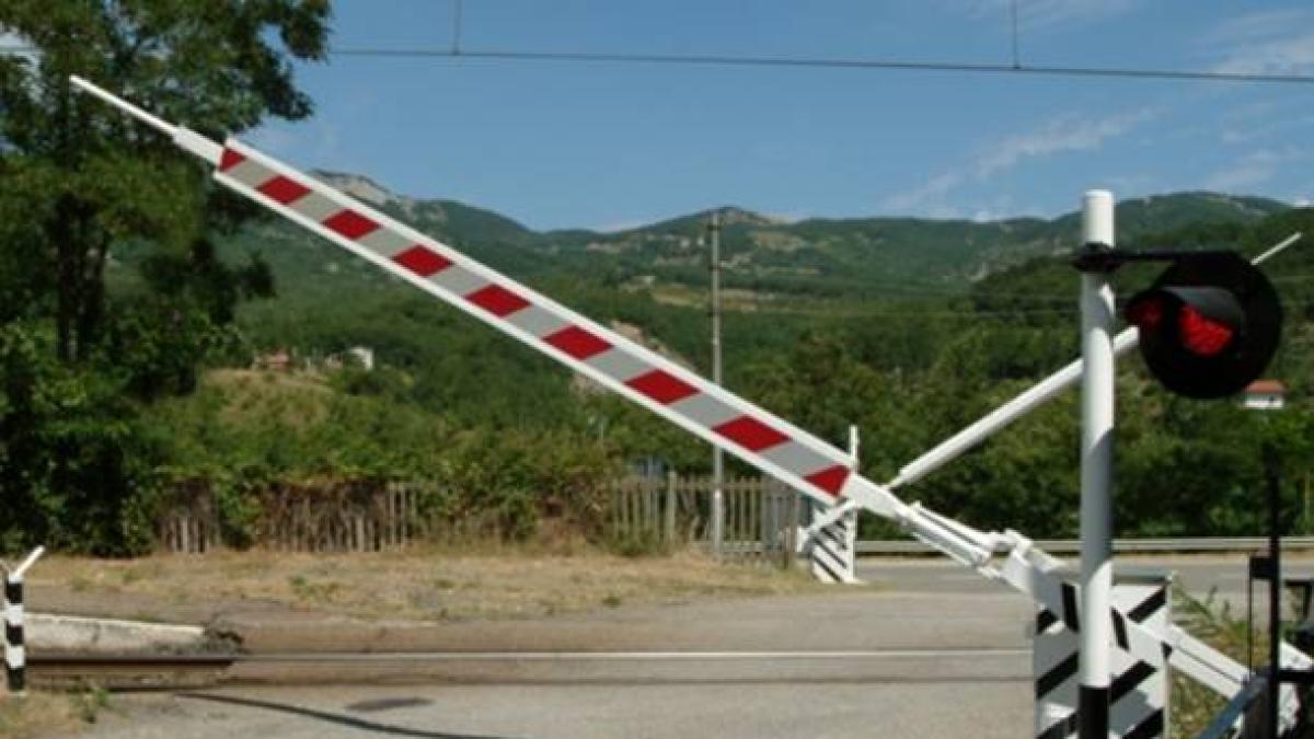 Incidente ferroviario sulla Roma-Viterbo: treno travolge auto abbandonata sul passaggio a livello