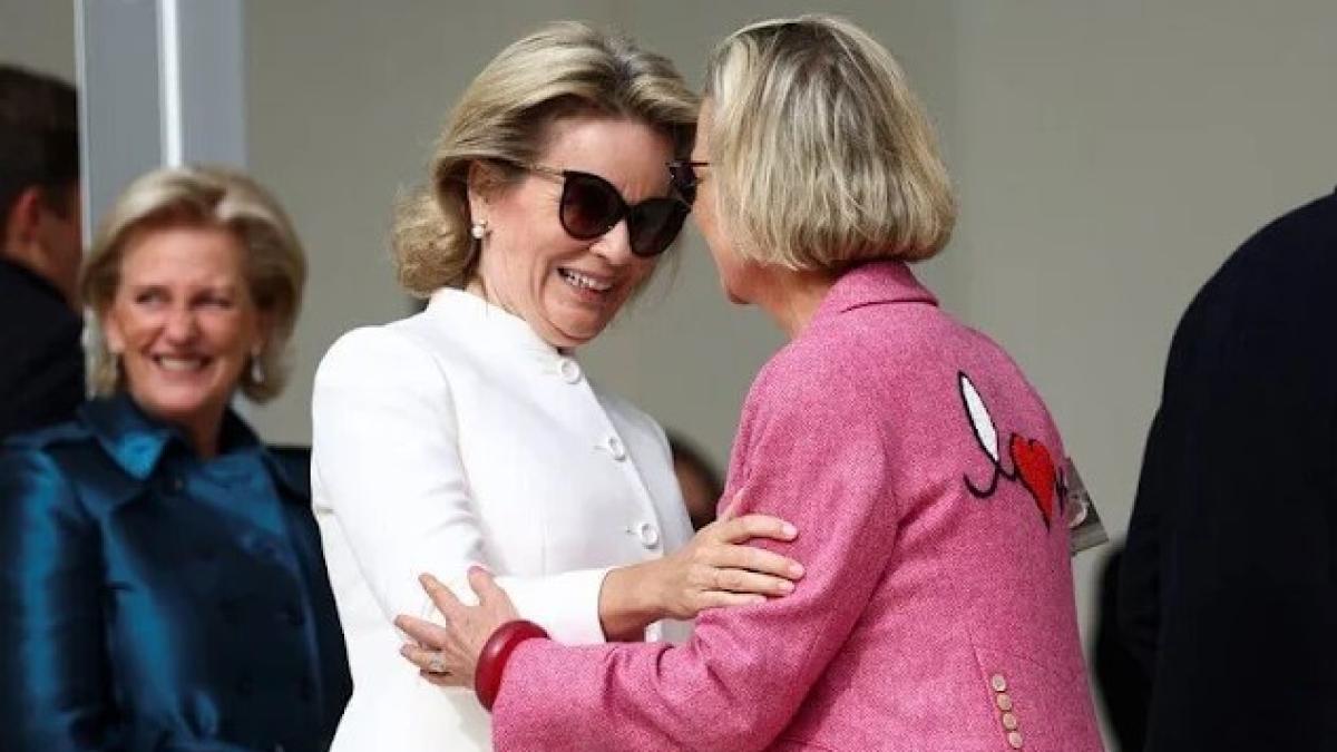 L'abbraccio della regina Mathilde per Delphine, figlia legittimata del