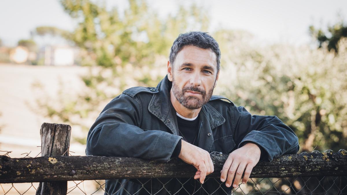 Raoul Bova e «Don Matteo 14»: «Un passato complicato per il mio prete imperfetto»