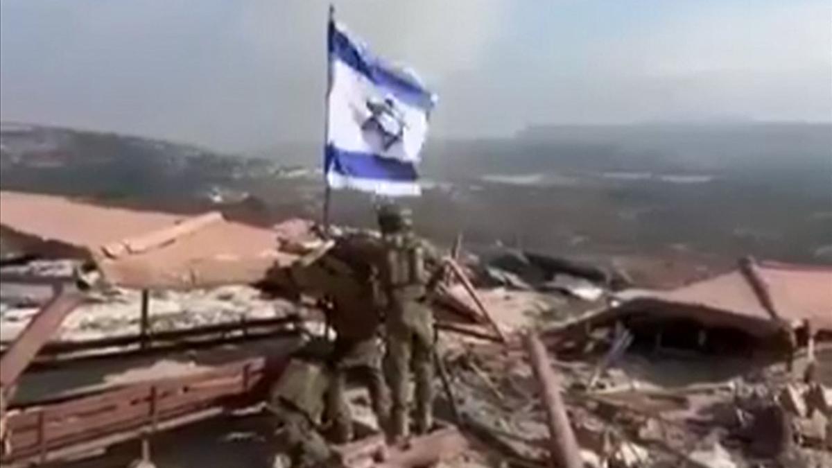La bandiera di Israele in un villaggio in Libano. Netanyahu: «Safieddine è morto». Ma l'esercito lo smentisce: non lo sappiamo