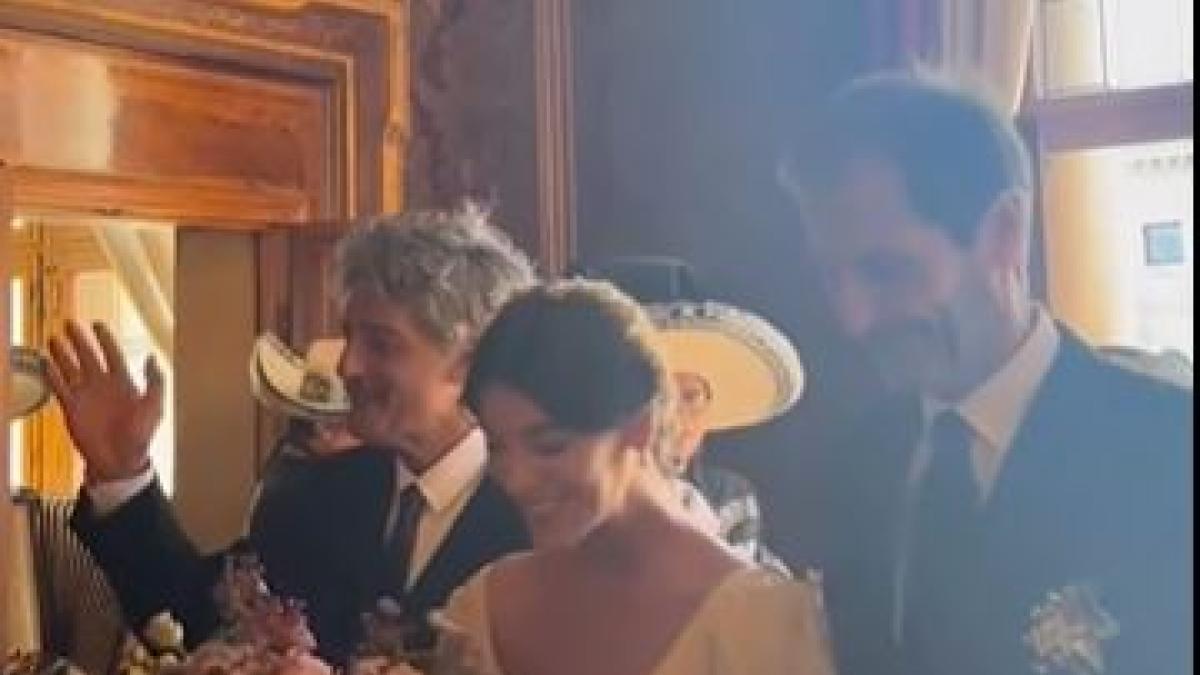 Fiorello porta all'«altare» sua figlia Olivia Testa (assieme all'altro papà)