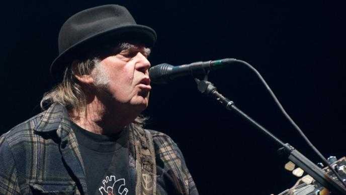Neil Young contro Elon Musk in un nuovo brano: «Se sei fascista compra una Tesla»