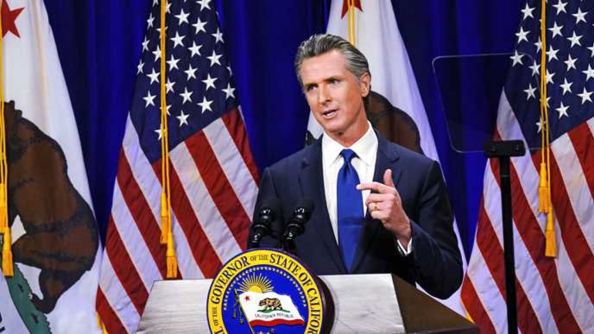 Newsom contro i marines a Los Angeles: chi è il governatore (quasi) eroe della resistenza. E Trump invia 9 mila migranti a Guantanamo