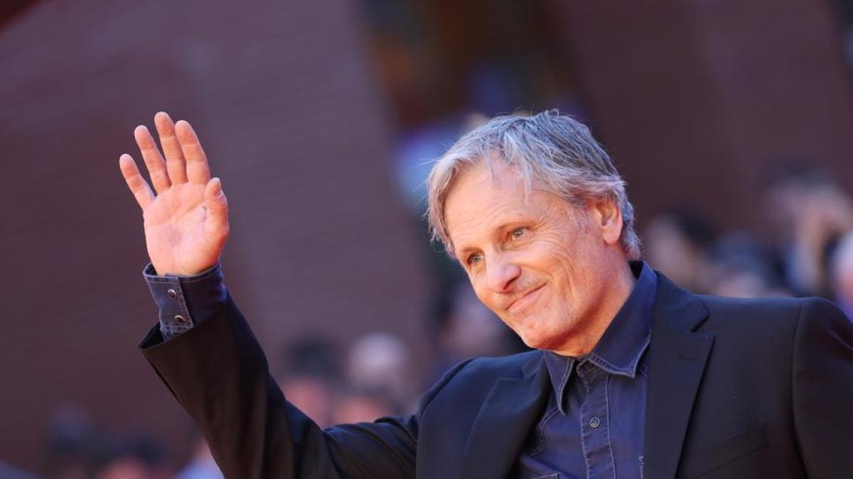 Viggo Mortensen: «Kamala Harris? Vincerà il voto popolare, ma chissà se quello complessivo. In Argentina? Speriamo eleggano un altro al posto dell'assurdo Milei»