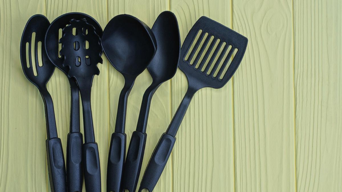 Gli utensili da cucina in plastica nera sono pericolosi per la salute?L'allarme di una ricerca americana