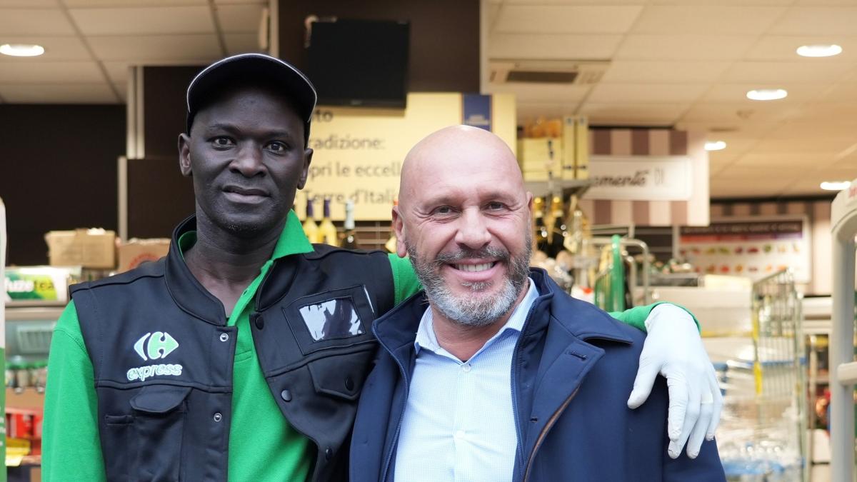 Milan, Adam’s story: from the street stall to the contract as a supermarket employee. «Now I can realize my projects»