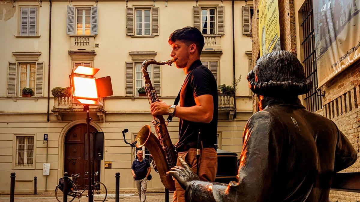 Marco Marchini, the saxophonist from the street at the prestigious Berklee College of Music in Boston: «But I need help to pay for my studies or I’ll give up»