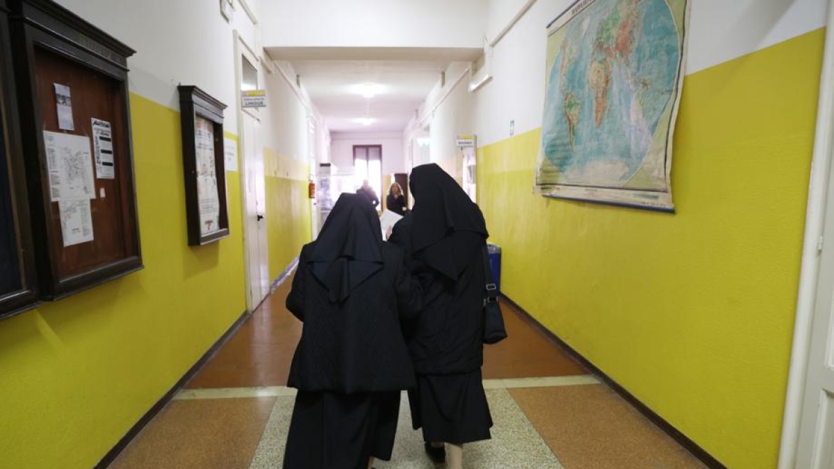 Napoli, ruba oggetti sacri e cerca di rivenderli: le suore lo fanno arrestare