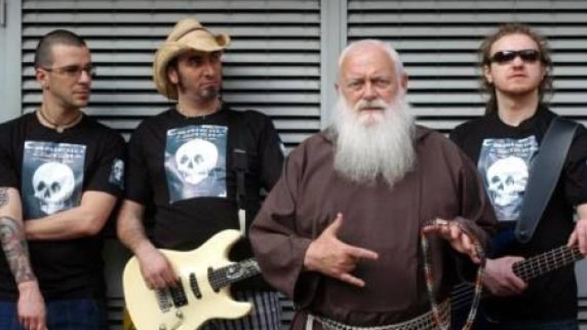 Il frate rock Cesare Bonizzi, alias Fratello Metallo: «Ora faccio musica leggera. Mi cercavano i Metallica, in convento dissero: smetti»