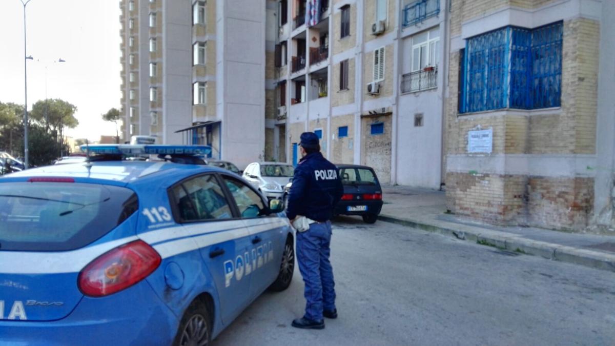 Camorra a Scampia, padre e figlio sequestrati e privati dell'abitazione e donne malmenate: la polizia arresta 7 persone