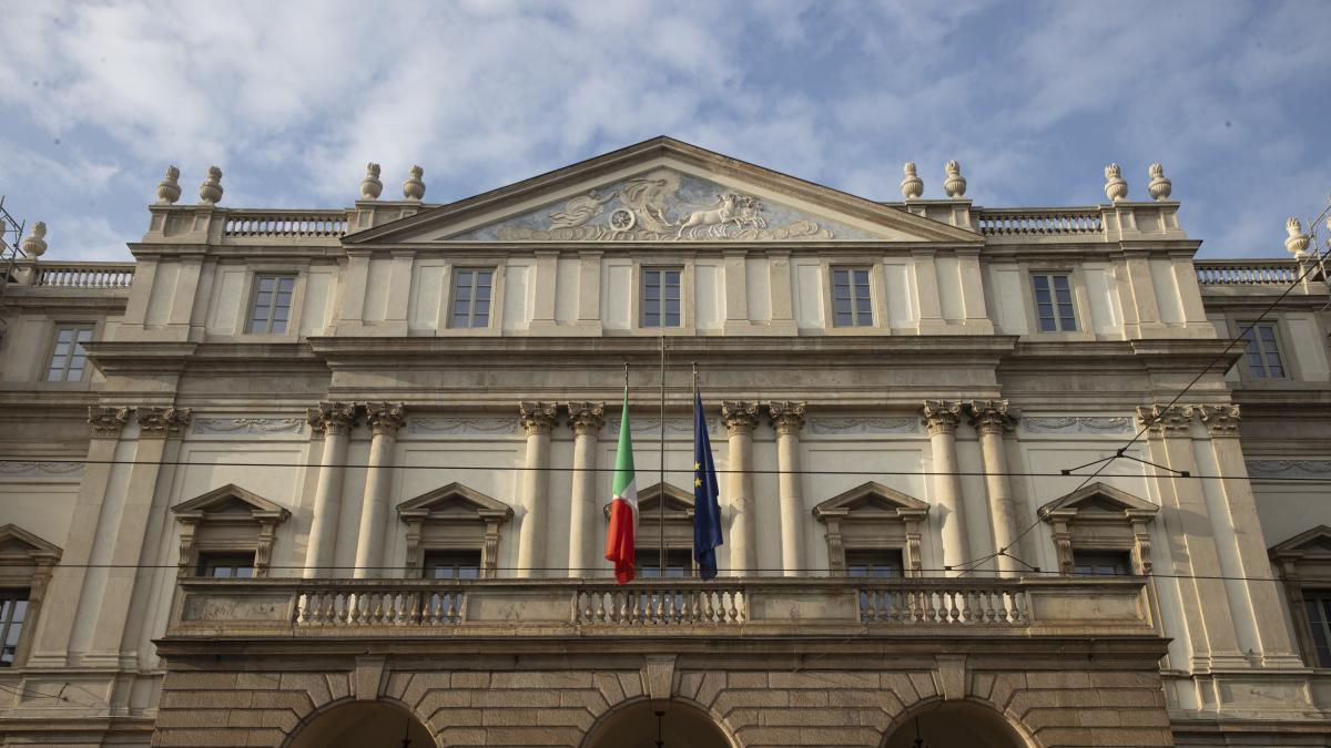 Teatro alla Scala, sorprese sulla facciata dopo i restauri: stucchi rosati e sfondo azzurro del bassorilievo di Apollo