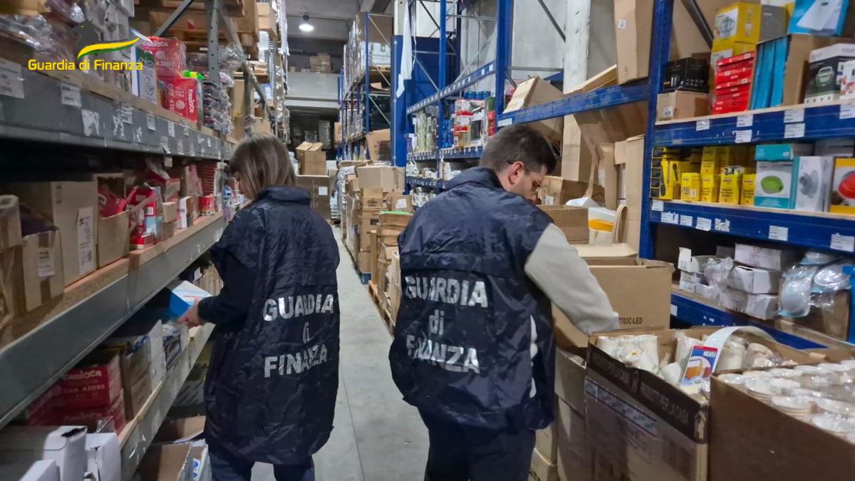 Monza, operazione della Finanza: sequestrate quattro tonnellate di fuochi d'artificio