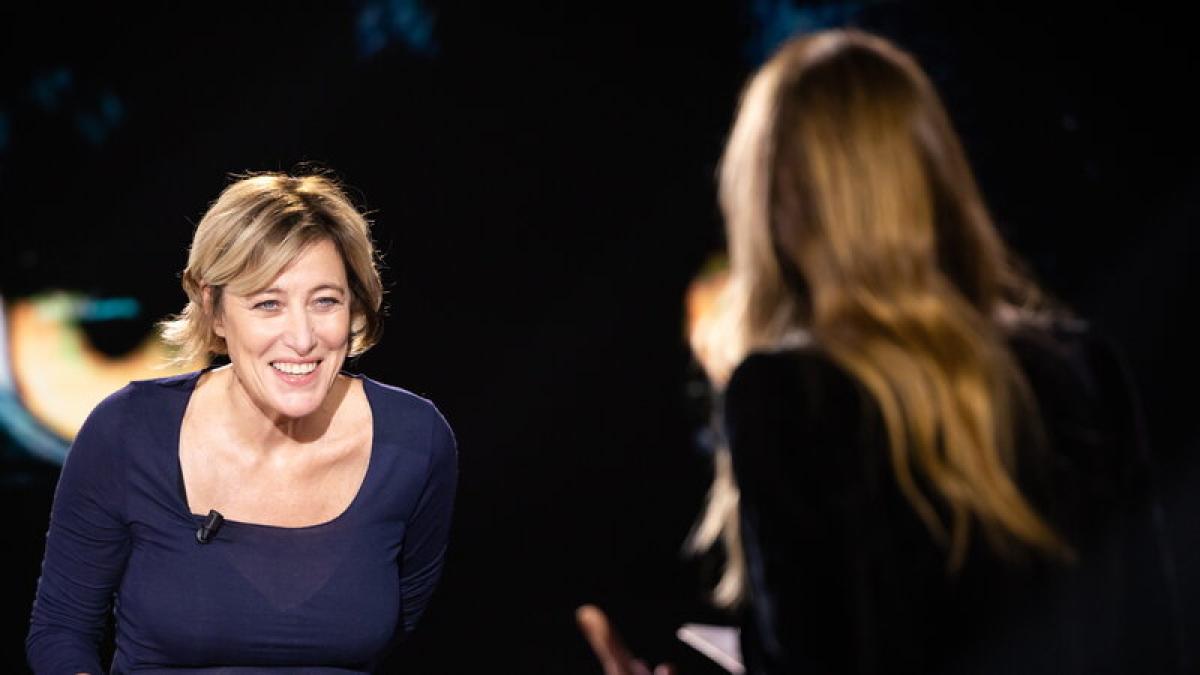 Valeria Bruni Tedeschi in tv: «Ho provato cocaina, eroina, MDMA. Ho scoperto che con Carla avevamo padri diversi a 30 anni»