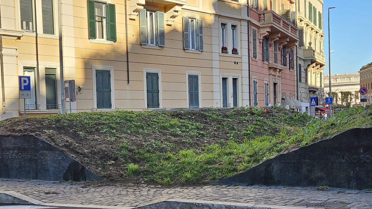 Il monumento a De Gasperi torna nel degrado: nel 2024 il restauro, ora erbacce, sfregi sulle scritte e buio