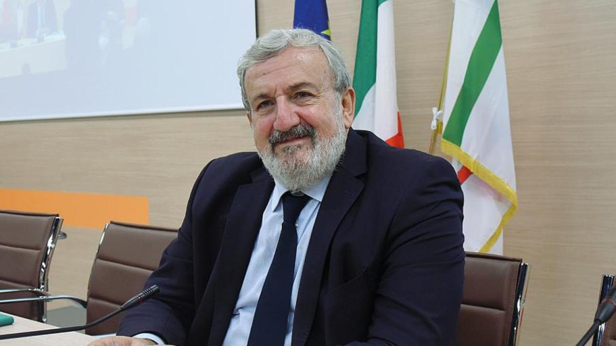 Terzo mandato, Emiliano si tira fuori. «Limiti sbagliati, ma non mi riguarda. In Puglia ricambio generazionale»