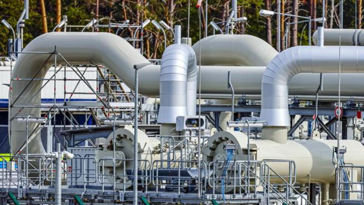 Il M5S apre al ritorno del gas russo, scoppia il caso. E il Pd vota contro