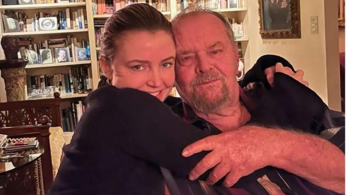 Jack Nicholson compare sui social in una rara foto postata dalla figlia (non si vedeva da oltre un anno)