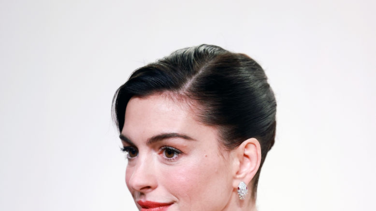 Anne Hathaway compie 43 anni: come ha ottenuto il ruolo di Andy in «Il diavolo veste Prada», chi è il marito Adam Shulman, 7 segreti