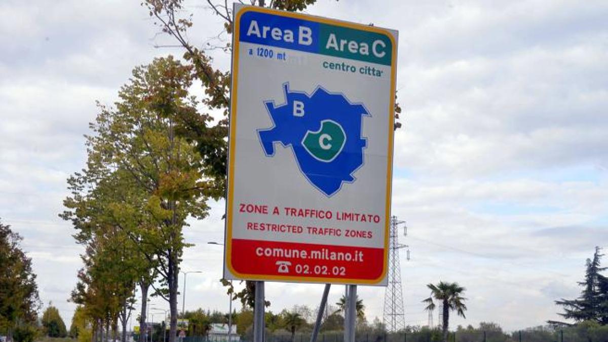 Milano, posticipati di un anno i divieti di accesso per moto e motorini più inquinanti nella Ztl dell'Area B