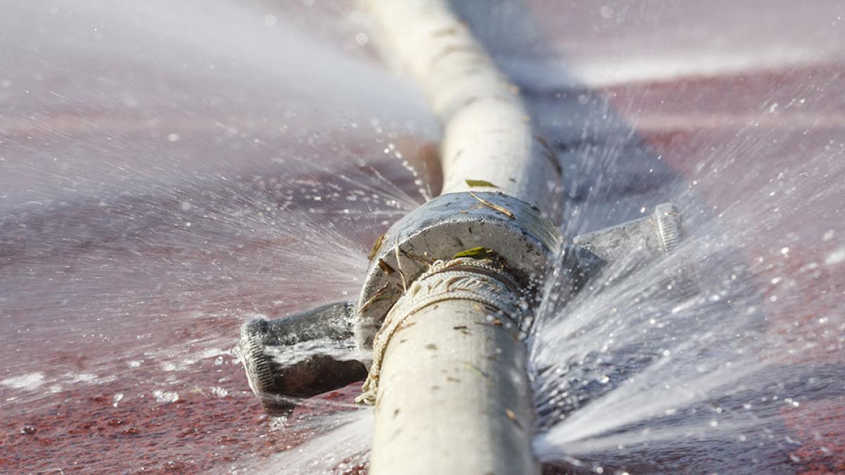 Rompono un tubo durante i lavori di scavo: Campi Bisenzio senz'acqua, problemi anche nei comuni confinanti