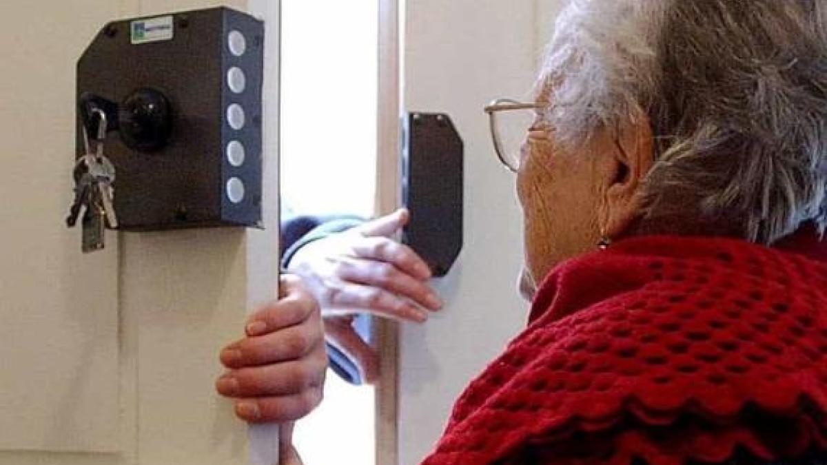 Sesto San Giovanni, la truffa all'anziana si trasforma in rapina: il finto investigatore aggredisce la nonna, lei urla e lo fa arrestare