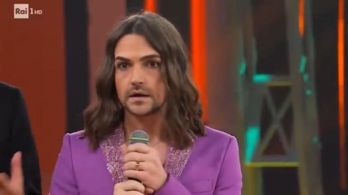 Valerio Scanu a «Ciao maschio»: «Sono dispiaciuto per tutto quello che è successo con Maria De Filippi»